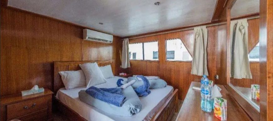 Liveaboard boat for sale