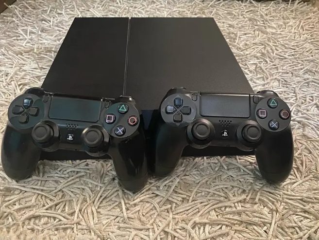 Ps4 Fat 1TB وارد الكويت وعليه العاب