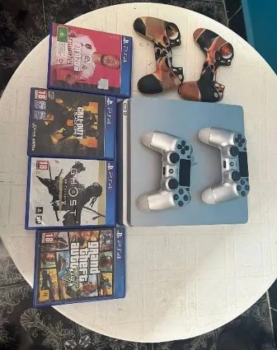 ps4 slime silver 500GB with two original controllers and 4 games