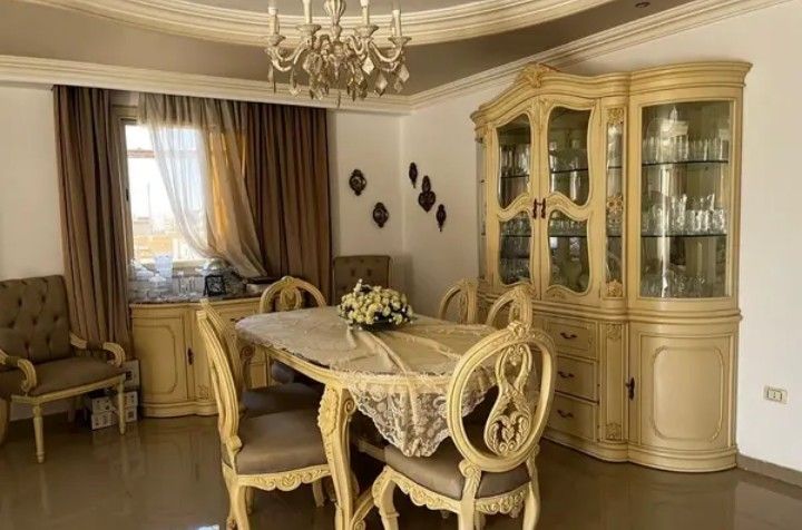 full dinning room in a very good condition …. سفره ٨ كراسي