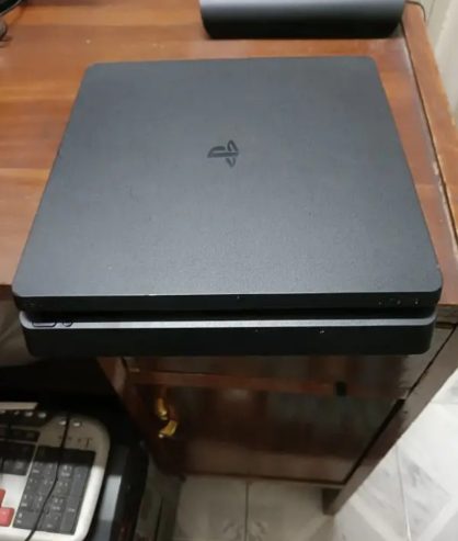 جهاز PS4 معاه دراعين اوريجنال بحاله ممتازه