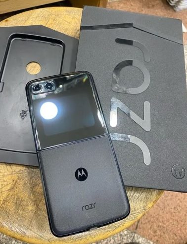 Motorola Razr 2022 256G Black كالجديد