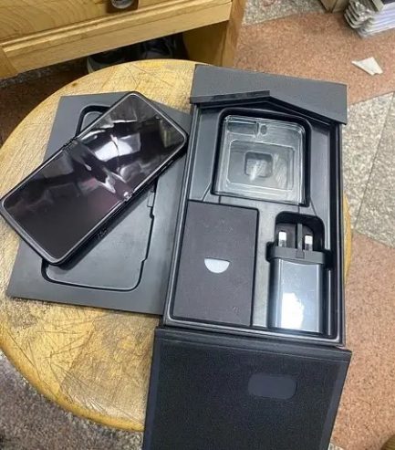 Motorola Razr 2022 256G Black كالجديد