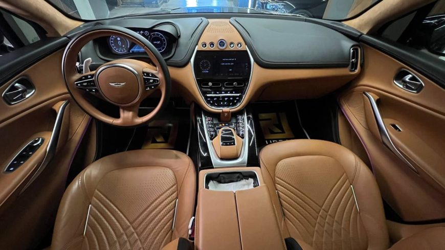 Aston Martin DBX Wakeel (Ezz EL Arab) Model 2021 6000KM V8 TwinTurbo 4000cc 542hp Grey X Camel