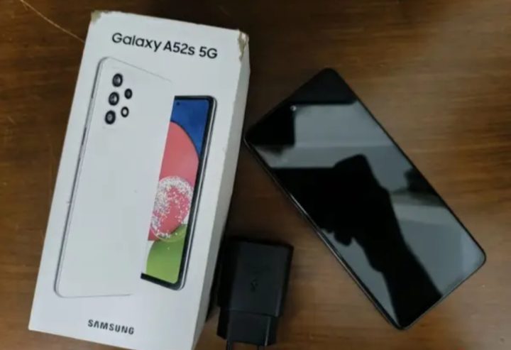 samsung a52s 8/128 حاله ممتازه معاه الشاحن السريع