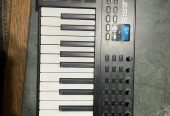 Alesis VI25 Midi Keyboard